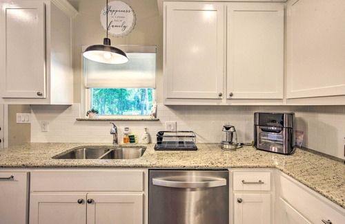 Eustace House | Just-Built Eustace Getaway - Walk to the Lake