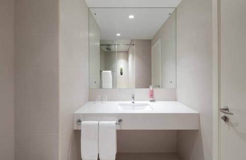 Jumeirah Apartment | King Room at La Mer Beach by E R