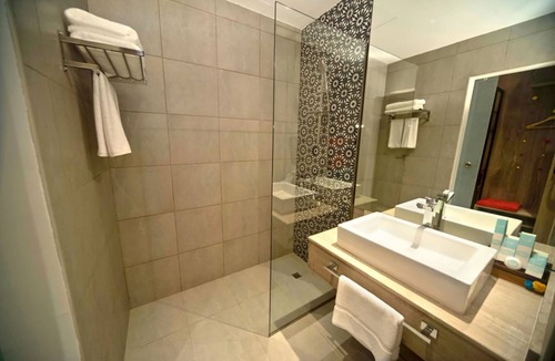 Jadaf Hotel | Kingsgate Canal Hotel