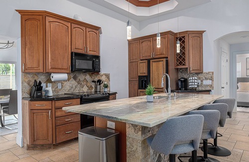 Central Naples House | Lux/Heated Pool/Jacuzzi/Firepit/Games/1mile to beach