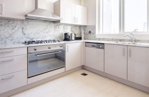 Downtown Dubai Apartment | Luxurious 2BR W/ Study in Downtown - Sleeps 5!