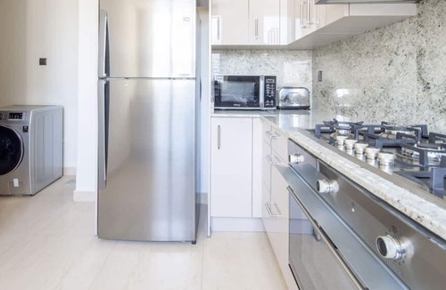 Downtown Dubai Apartment | Luxurious 2BR W/ Study in Downtown - Sleeps 5!