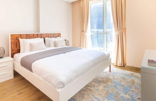 Downtown Dubai Apartment | Luxurious 2BR W/ Study in Downtown - Sleeps 5!