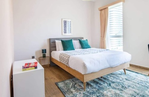Downtown Dubai Apartment | Luxurious 2BR W/ Study in Downtown - Sleeps 5!