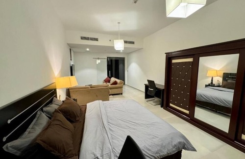 Al Muraqqabat Apartment | Luxurious Modern Apartment with Patio, Kitchen, Pool