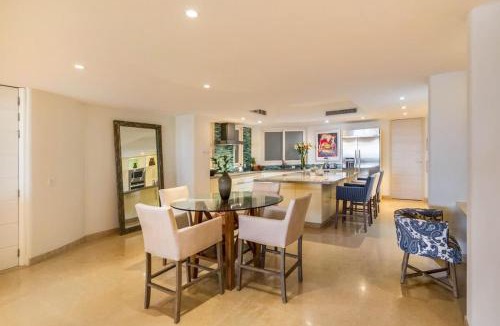 Emiliano Zapata House | Luxury Oceanfront Condo Infinity Pool