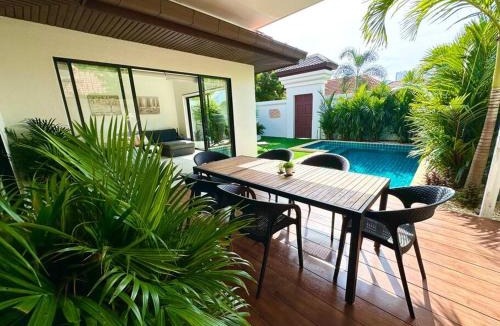 Central Pattaya Villa | Luxury Semi-2BD Pool Villa near Beach & Walking Street
