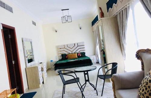 Jumeira 3 House | Master Room with Private bathroom