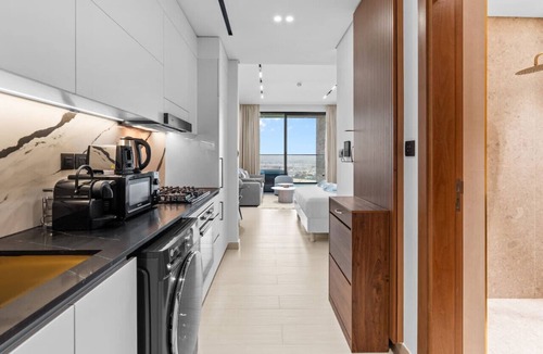 Downtown Dubai Apartment | Mesmerizing Canal View Studio with private Jacuzzi