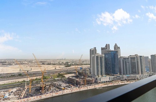 Downtown Dubai Apartment | Mesmerizing Canal View Studio with private Jacuzzi