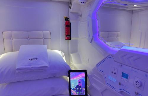 Asoke Hostel | Met A Space Pod @Phrom Phong
