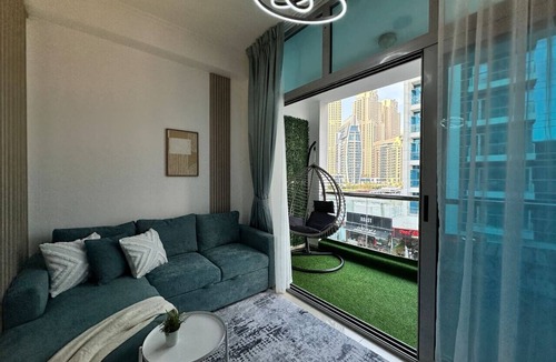 Dubai Marina Apartment | Minimalist Studio W/Amazings Marina Canal Views
