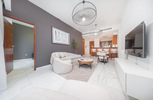 DIFC Apartment | Modern 1 Bed in Central Park Sleeps 2 with Pool