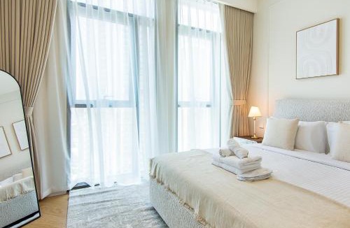 Dubai Apartment | Modern 1BR in Creek Crescent High Floor Stay