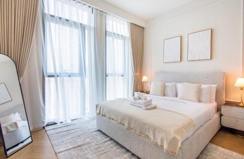 Dubai Apartment | Modern 1BR in Creek Crescent High Floor Stay