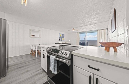 Punaluu Condo | Modern Beachfront Condo