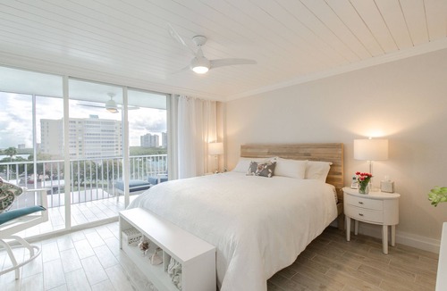 Vanderbilt Beach Condo | Modern, bright Vanderbilt beach condo with views at Delnor-Wiggins State Park