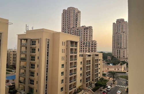 The Greens Apartment | Modern-Chic 1BR in The Greens - Central Dubai