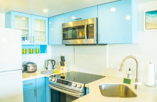 Waikiki Condo | Modern Ilikai 16th floor Harbor Studio - Surfing, Sunset & & Yacht Views!