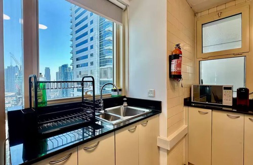 Dubai Marina Condo | Modern Marina Getaway-Free Yacht Ride~Walk to JBR