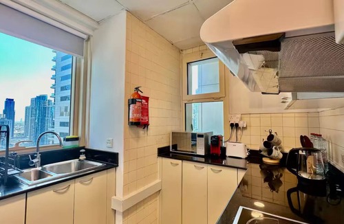 Dubai Marina Condo | Modern Marina Getaway-Free Yacht Ride~Walk to JBR
