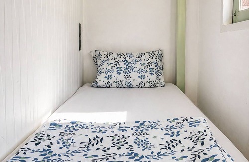 Chana Songkhram Hotel | Monday Capsule & Thai Traditional Bath
