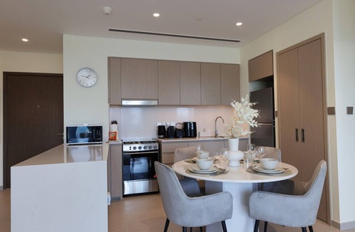 Downtown Dubai Apartment | New 1BR | Burj Khalifa Infinity Pool | Dubai Mall