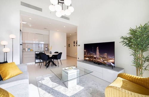 Downtown Dubai Apartment | New 2B | Burj Khalifa | Dubai Mall | 2 Pools | Gym