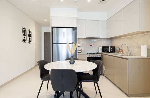 Downtown Dubai Apartment | New 2B | Burj Khalifa | Dubai Mall | 2 Pools | Gym
