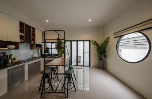 Phra Khanong Nuea House | New Stylish Modern Home 4BR 12pax 200m BTS PhraKhanong