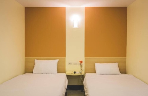Pom Prap Sattru Phai Hotel | New Suanmali Hotel