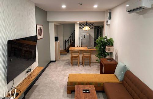 Pom Prap Sattru Phai Apartment | Ni Haus, cozy place for 4 people