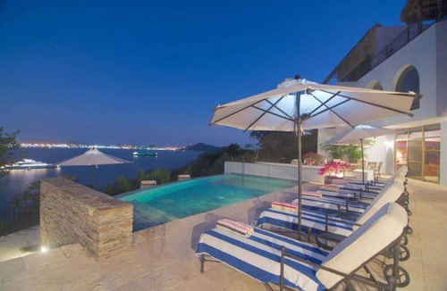 Peninsulas de Santiago Villa | Oceanfront staffed villa in upscale community