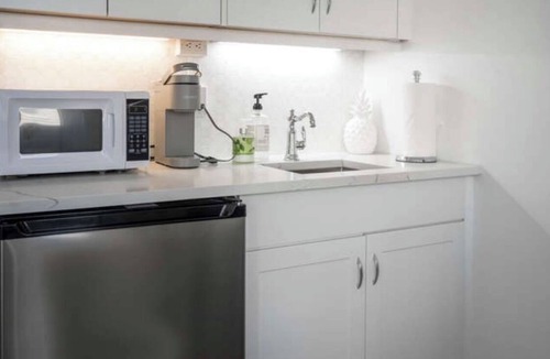 Palm Beach Apartment | Palm Beach Chic Studio-kitchenette,pool,fast WiFi,Valet parking,walk to beach