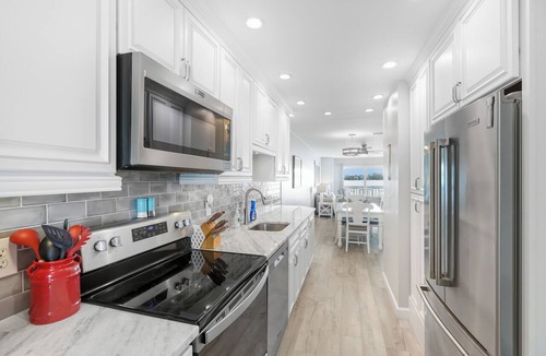 Bradenton Beach Condo | Panoramic bay views! 3-minute walk to beach!