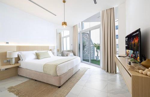 Business Bay Apartment | Panoramic! Burj Khalifa and Canal View!
