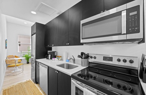 Gillespie Park Apartment | Pineapple Paradise - 2 Units - 13 min to Beach