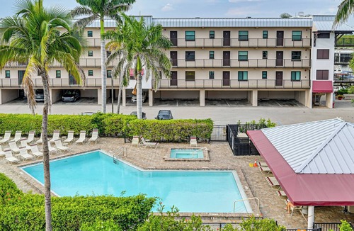 Old Naples Condo | Pool Access: Relaxing Naples Bay Extended Stay!