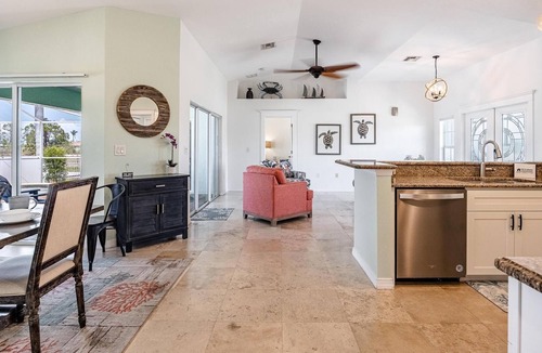 Jacarandas House | Pool, Fire Pit, Refreshing and Tropical - Bahama Breeze Villa- Roelens Vacations