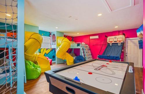 Clearwater House | Pool Pickleball Mini Golf