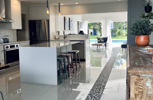 Central Naples House | Private Heated Pool & Jacuzzi with Spacious Yard *CLOSE TO BEACH & DOWNTOWN*