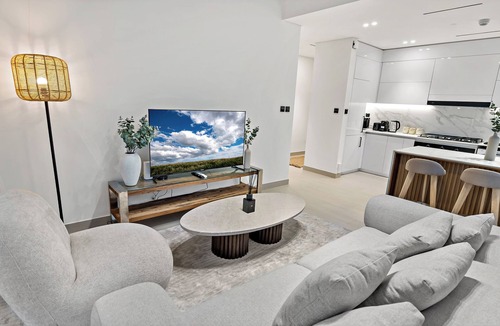 Jumeirah Village Circle Apartment | Private Pool | Movies in bed | No Camels