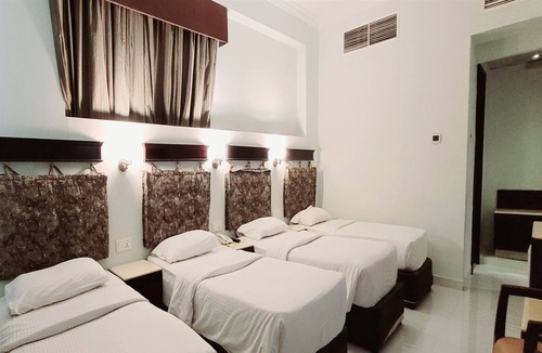 Al Muraqqabat House | Quadruple Room With Swimming Pool With Free Parking in 3 Star Hotel