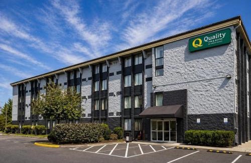 Silver Lake Hotel | Quality Inn & Suites Everett
