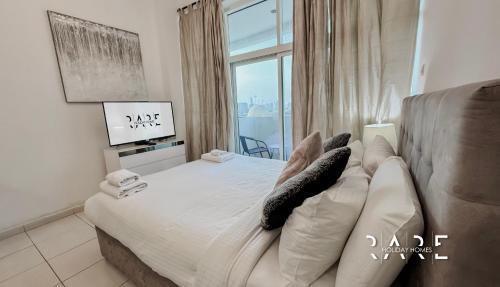 Dubai Sports City Apartment | Rare Holiday Homes - Golf Course View - Dubai Sports City - Near Miracle Garden - Royal Residence - R302