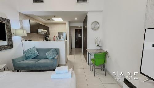 Dubai Sports City Apartment | Rare Holiday Homes - Golf Course View - Dubai Sports City - Near Miracle Garden - Royal Residence - R302