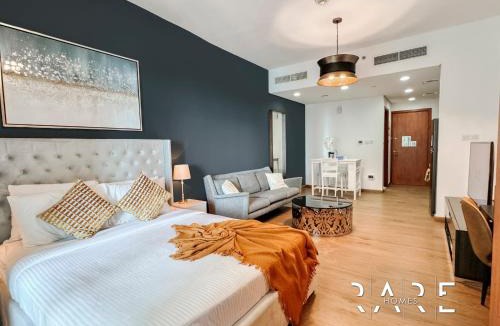 Dubai Production City Apartment | Rare Holiday Homes - Near City Center Ma'eisem - Pool view - Crescent Tower A - R706 - IMPZ