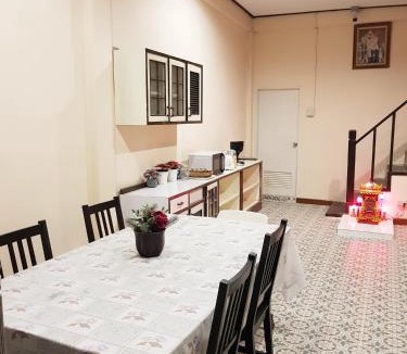 Thanon Phetchaburi House | Real Bangkok Guesthouse Private 3BR Home 3 Min to BTS Ratchathewi