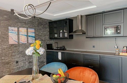 Discovery Gardens Apartment | Refreshing Sunset Apartment, 5min walk to Metro