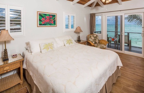 Laie House | ★ Sandy Beachfront Home ★ Kayak/Laundry/WiFi/Parking/AC.